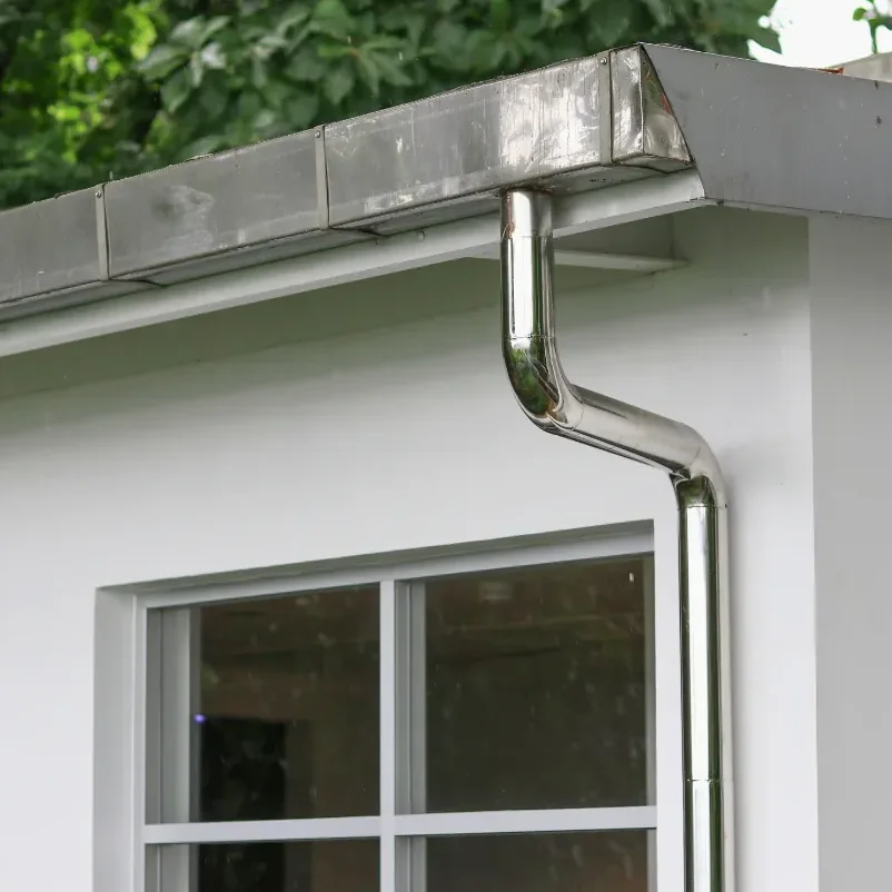 Martins Daktechniek Almere hemelwaterafvoer afbeelding met verticale buis.